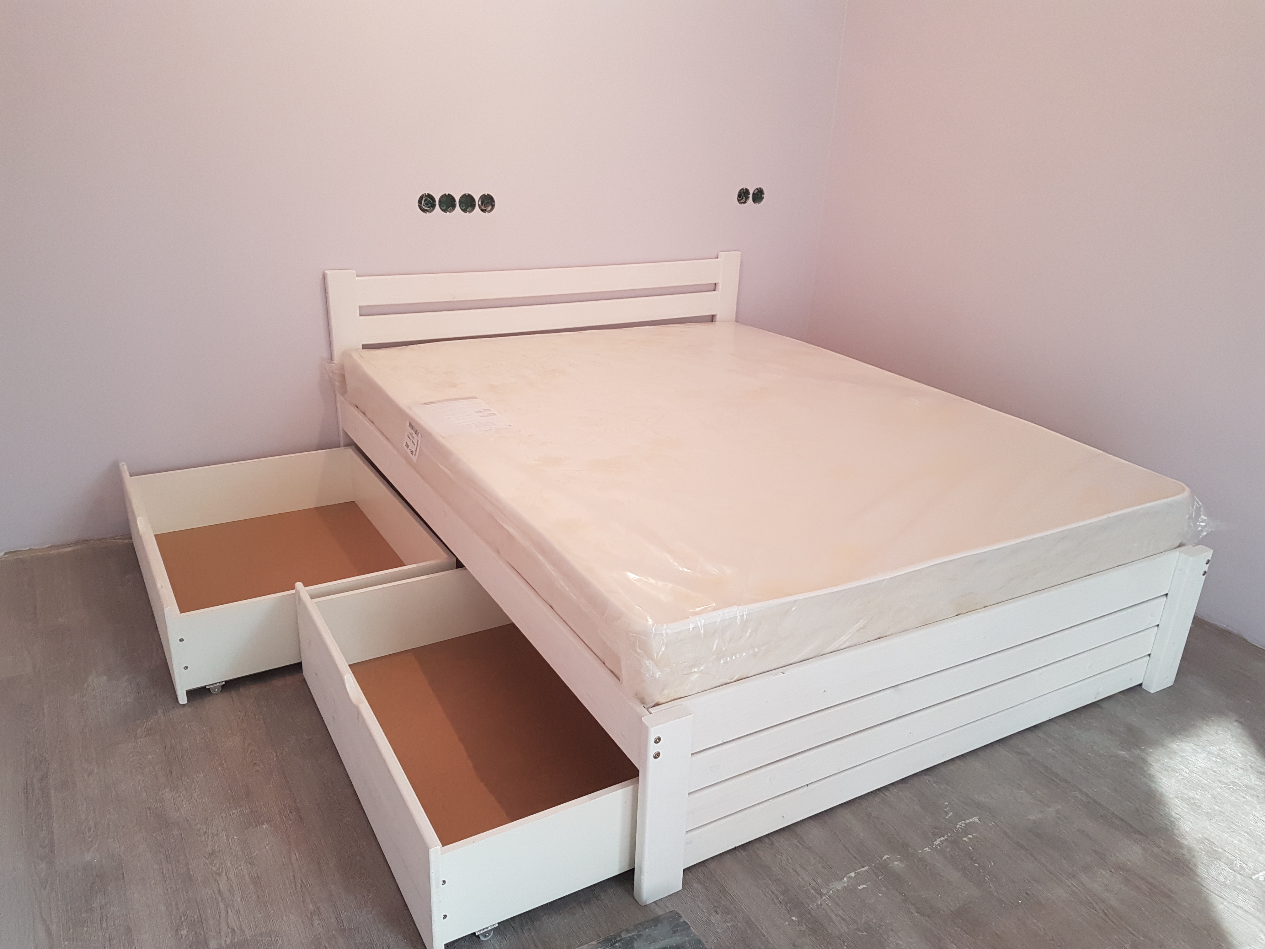 Деревянная кровать "Классик"Белая. с выдвижными ящиками и зашитым изножьем 